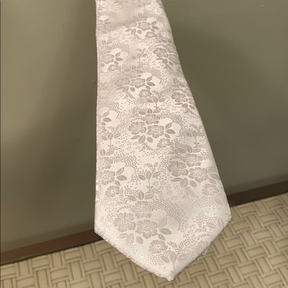 Nice bright white tie with flowers